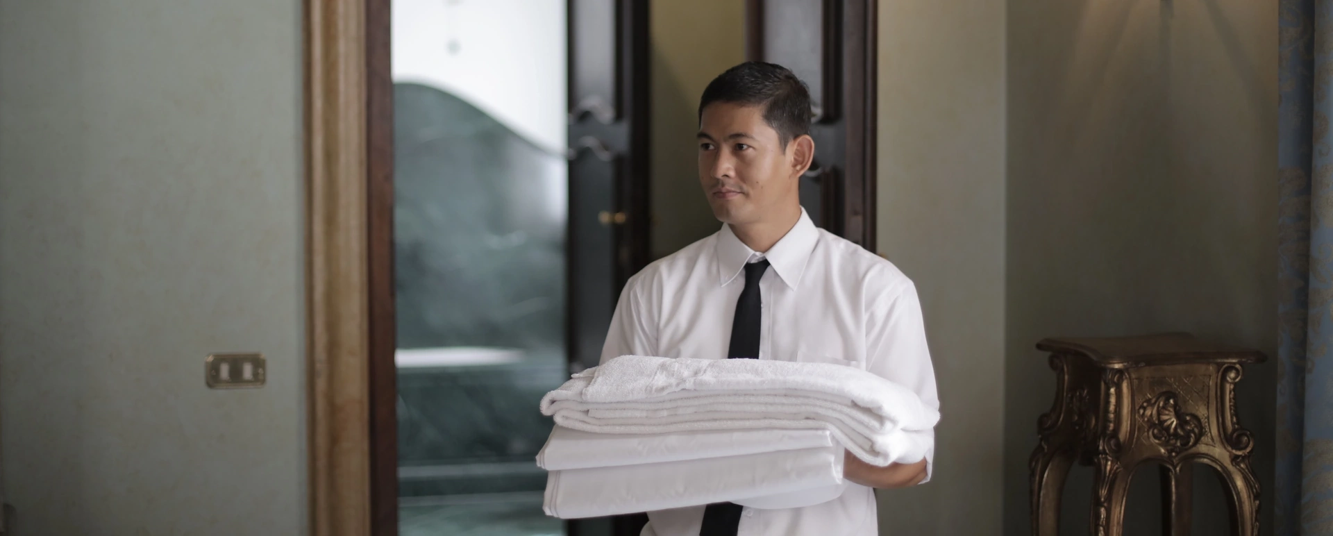 Luxury hotel room representing the quality of Hotelier supply programs